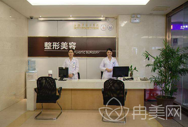 上海市东方医院整形美容中心做隆胸后，傲人曲线看得见