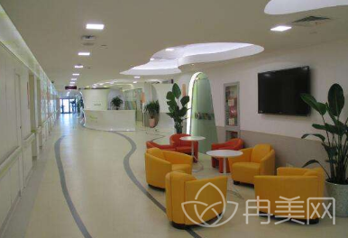 上海市东方医院整形美容中心做隆胸后，傲人曲线看得见
